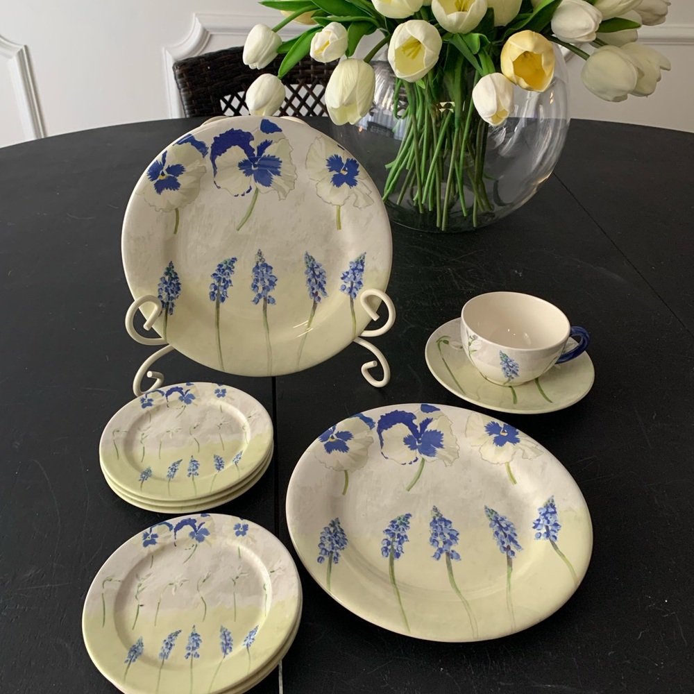 Elegant Blue and Cream Dinnerware Set with Floral Design